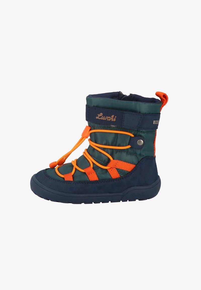 Bota impermeable en azul marino y verde con acentos naranjas, que presenta un acabado texturizado, lazadas elásticas y una suela de goma duradera para un buen agarre.