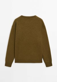 Pull en laine vert olive à manches longues avec col rond, présenté à plat montrant le dos sur un fond blanc.