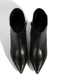 Schwarze Leder-Stiefeletten mit spitzer Toe-Form, seitlichen Reißverschlüssen und glatter Textur, mit einer schlanken Silhouette.