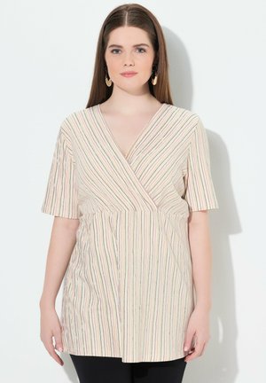Wikkelstijl top in lichte stof met verticale strepen in pastelkleuren. Korte mouwen en een getailleerde taille toevoegen vorm.