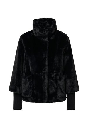 Veste en fausse fourrure noire avec un col haut, des manches larges et des poignets côtelés. Elle possède deux poches avant et une surface douce et texturée.