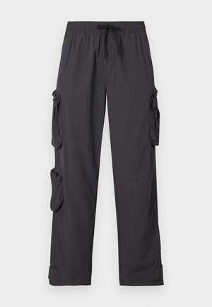 Zwarte cargo broek gemaakt van lichtgewicht stof met een elastische tailleband, verstelbare trekkoord, meerdere zijzakken en omgeslagen broekspijpen.