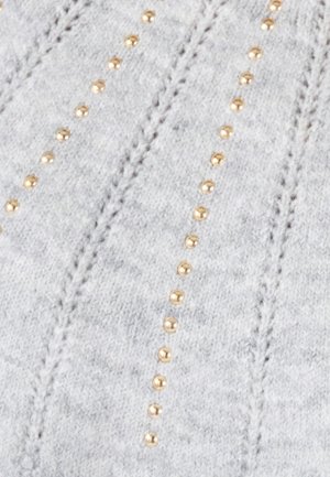 Pull en tricot gris avec des rangées verticales de petites embellissements en ton doré, fabriqué avec un tissu texturé et des motifs de couture distincts.