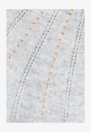 Grijze gebreide trui met verticale rijen van kleine goudkleurige versieringen, voorzien van een gestructureerde stof en onderscheidende stikpatronen.