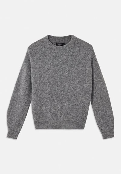 Maglione grigio in lana con collo rotondo, maniche lunghe e polsini a coste. La texture è morbida e soffice, con un motivo uniforme.