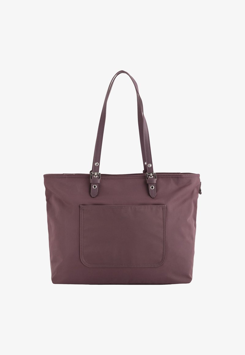 Paarse nylon draagtas met lange hengsels, ritssluiting en een voorvak. Gladde textuur en minimale hardware met zilveren accenten.