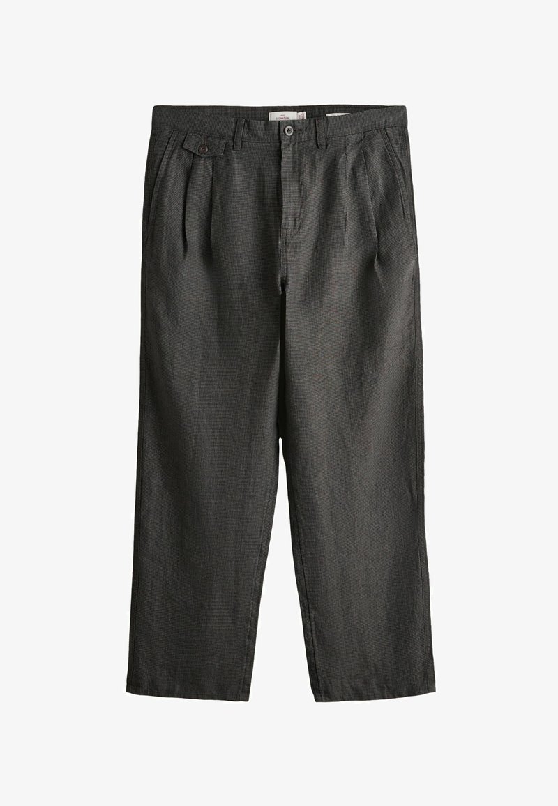 Pantalon ample gris foncé avec plis, poches latérales, passants pour ceinture, fermeture par bouton et petit détail avec rabat sur la taille gauche.