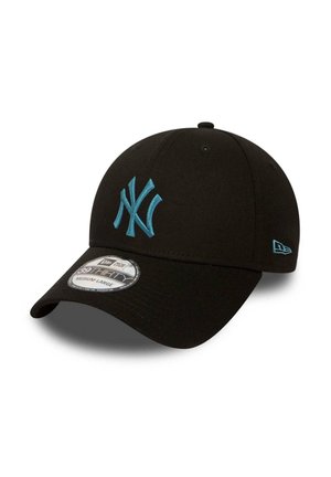 Schwarze Baseballmütze mit gebogenem Schirm, die ein auffälliges aqua-blaues gesticktes Logo auf der Vorderseite und einen kleinen blauen Akzent an der Seite aufweist.