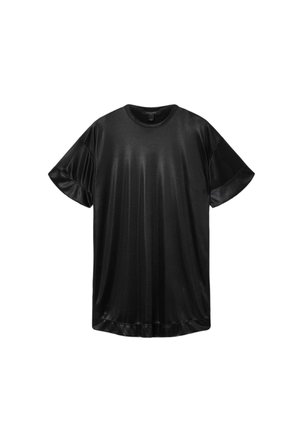 Zwarte satijnen t-shirt met korte, brede mouwen en een ronde halslijn. Gladde, glanzende textuur, met een losse, vloeiende pasvorm en zonder zichtbare patronen.