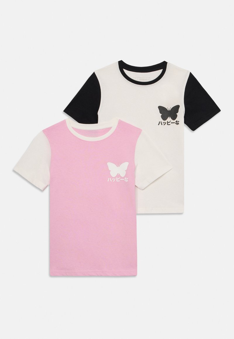 To t-skjorter; en rosa med et hvitt sommerfugl grafikk og teksten "ハッピーな" i hvitt, og en hvit med svarte ermer og et lignende sommerfugl design.