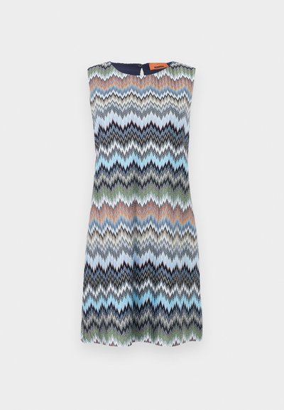 Šaty bez rukávov s viacfarebným vzorom cikcak v modrej, zelenej, oranžovej, čiernej a bielej farbe, s okrúhlym výstrihom a zapínaním na gombík na chrbte.