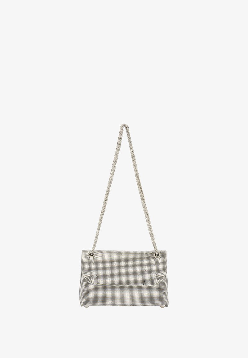 Ezüst fém kézitáska láncos pánttal, téglalap alakú, texturált felülettel, amelyen kis tűk mintázata található, és fedeles záródással.