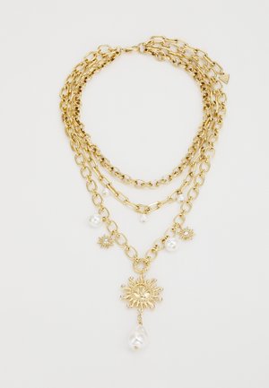 Goldene mehrschichtige Halskette mit großen Gliedern, Perlenakzenten und einem Sonnenanhänger mit einer hängenden Perle, die komplexe Designs und Texturen präsentiert.