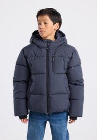 Sinih padded jakna s kapuco, ki ima sprednji zadrgo, stranske žepke in elastične manšete. Narejena je iz gladkega sintetičnega materiala.