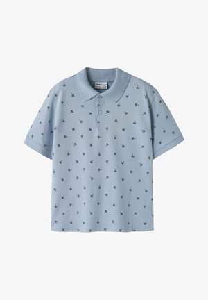 Lichtblauw poloshirt met korte mouwen, kleine donkere palmboomprints en een kraag met twee knopen.