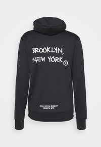 Sweat à capuche noir avec texte blanc style graffiti "BROOKLYN, NEW YORK ©" et "JEAN-MICHEL BASQUIAT BROOKLYN NETS" près de la taille.