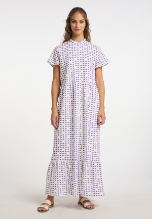 Rochie din țesătură ușoară cu fundal alb, având un model geometric violet și galben, cu mâneci scurte și tiv stratificat.