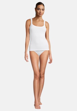 Top in cotone bianco a coste con spalline larghe, design aderente e texture morbida, abbinato a slip bikini bianchi coordinati.