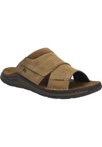 Brune lædersandal med åben tå og brede stropper, præget af perforeringer og kontrastsyning, monteret på en struktureret sort sål.