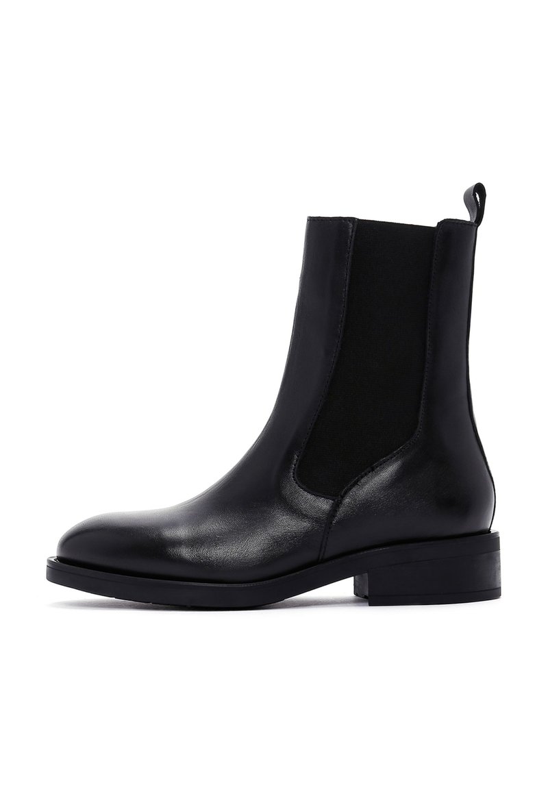 Stivale alla caviglia in pelle nera con pannelli laterali elasticizzati e un occhiello. Punta arrotondata e tacco basso a blocco, caratterizzato da una finitura liscia.