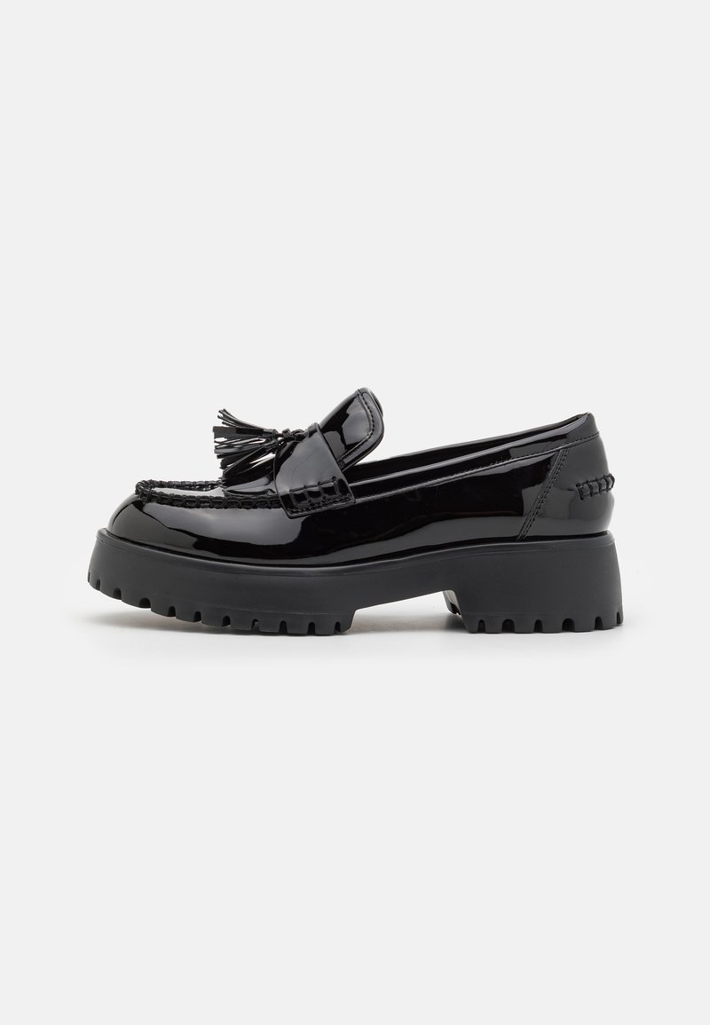 Mocassins en cuir verni noir avec une semelle épaisse, dotées d'une frange décorative et de détails tissés sur le dessus. Texture lisse sur l'ensemble.