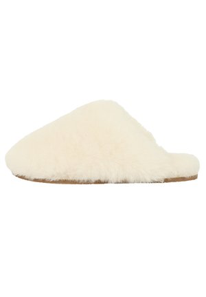 Fuzzy cream hjemmesko lavet af blødt materiale med rund tå og flad tan sål; simpelt design uden udsmykninger.