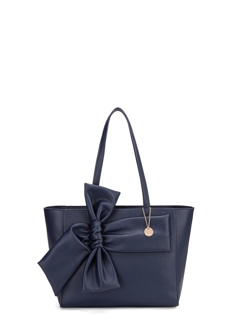Borsa tote blu navy realizzata in pelle testurizzata, con un grande fiocco decorativo sul davanti e un charm dorato attaccato alla tracolla.