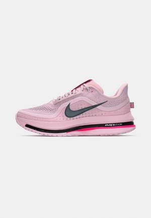 Chaussure de course Nike Air Zoom rose avec logo swoosh noir et tige en mesh respirant, présentée de côté sur un fond blanc.