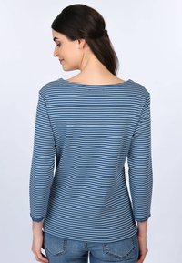 Gestreiftes langärmliges Hemd in Blau und Hellblau, aus Baumwollmischung, mit Bootsausschnitt, abgerundetem Saum und zarten, geschwungenen Bündchen sowie Rückendetail.