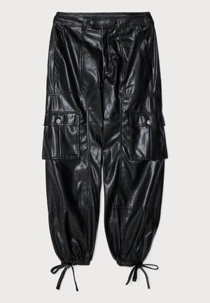 Juodi odiniai cargo kelnės su laisvu siluetu, surinktais kraštai, keliomis kišenėmis ir lygia, blizgančia tekstūra. Papuoštos mygtukų akcentais.