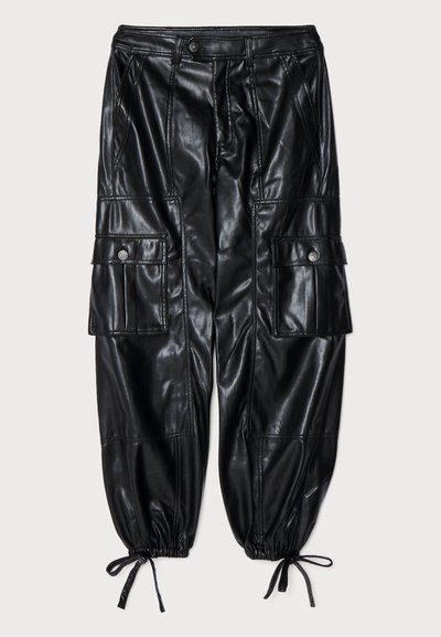 Černé kožené cargo kalhoty volného střihu, s nařasenými manžetami, několika kapsami a hladkým, lesklým povrchem. Obsahují knoflíkové detaily.
