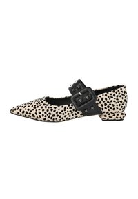 Zapato plano con manchas negras y beiges, con punta afilada, tela texturada y una hebilla negra ancha con acentos metálicos en la correa.