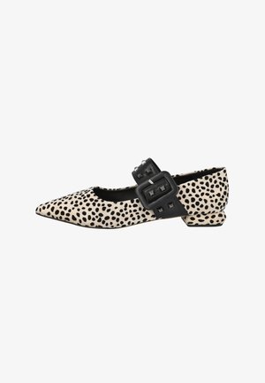 Zapato plano con manchas negras y beiges, con punta afilada, tela texturada y una hebilla negra ancha con acentos metálicos en la correa.