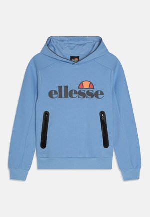 Jasnoniebieska bluza z kapturem z logo "ellesse" na przodzie, pomarańczowym półokrągłym detalem oraz dwoma pionowymi czarnymi kieszeniami na zamek.
