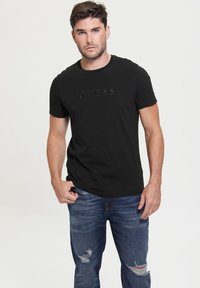 Guess - MIT GESTICKTEM LOGO - Camiseta estampada - schwarz Imagen en miniatura 1