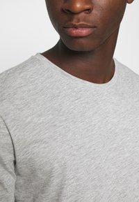 Only & Sons ONSMATT LONGY TEE 3 PACK - T-shirt básica - light grey melange/white gray/black