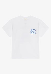 Balta kokvilnas t-krekls ar īsām piedurknēm, apaļu apkakli, ar zilu italikas tekstu "Believe Original Clothing" kreisajā krūšu daļā.