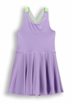 Liliowa sukienka bez rękawów z rozkloszowanym dołem i jasnozielonymi elastycznymi ramiączkami krzyżującymi się z tyłu z nadrukiem tekstowym.