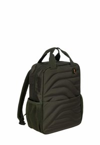 Mochila verde oliva con diseño acolchado en forma de ola, doble asa en la parte superior, correas ajustables y un bolsillo lateral de malla para almacenamiento adicional.