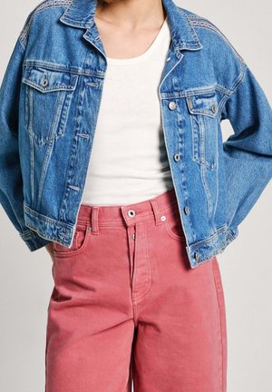Denim jasje in lichtblauw, met twee borstzakken en een cropped snit. Gecombineerd met hoog gesneden roze broek van zachte stof.