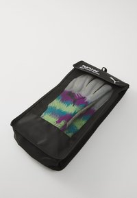 Doelkeeperhandschoenen in een zwarte, doorzichtige opbergtas. De handschoenen zijn grijs met een levendig groen, paars en blauw abstract patroon.