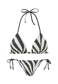 Bikini komplet s črno-belo črtasto vzorcem. Zgornji del ima trikotne skodelice in vrvici za vrat; spodnji del ima stranske vrvice z bisernimi detajli.