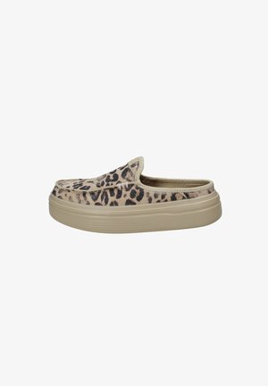 Scarpa slip-on con suola platform beige e tomaia con stampa leopardata, con punta chiusa e design posteriore aperto.