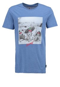 Niebieska koszulka z krótkim rękawem, wykonana z bawełny, z czarno-białą grafiką przedstawiającą trzy postacie w okularach przeciwsłonecznych i dużych kapeluszach z czerwonym logo.