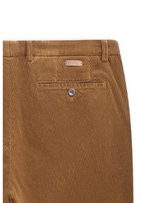 Braune Cordhosen mit einem strukturierten, gerippten Muster, ausgestattet mit einem geprägten Lederetikett mit "bugatti" in der Nähe des Bundes und einer Gesäßtasche mit einem Knopf.