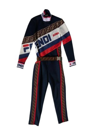 Survêtement bleu marine avec des bandes rouges, blanches et bleues, logos Fendi sur la poitrine, le col, les poignets, les côtés et la ceinture, et texte "Roma" sur la veste.