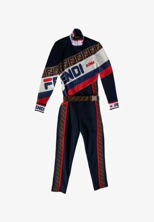 Marineblauer Trainingsanzug mit roten, weißen und blauen Streifen, Fendi-Logos auf Brust, Kragen, Bündchen, Seiten und Gürtel sowie dem Text "Roma" auf der Jacke.