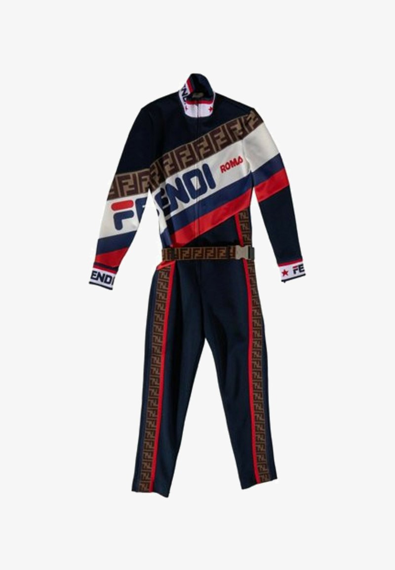 Survêtement bleu marine avec des bandes rouges, blanches et bleues, logos Fendi sur la poitrine, le col, les poignets, les côtés et la ceinture, et texte "Roma" sur la veste.