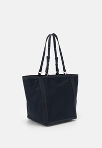 Marineblauwe tote bag van duurzame stof, met twee lange handvatten, een gestructureerde vorm en contrasterende accenten op de banden.