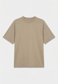 Απλό μπεζ κοντομάνικο T-shirt με στρογγυλή λαιμόκοψη, απλωμένο επίπεδα σε λευκό φόντο, χωρίς σχέδια ή λογότυπα.